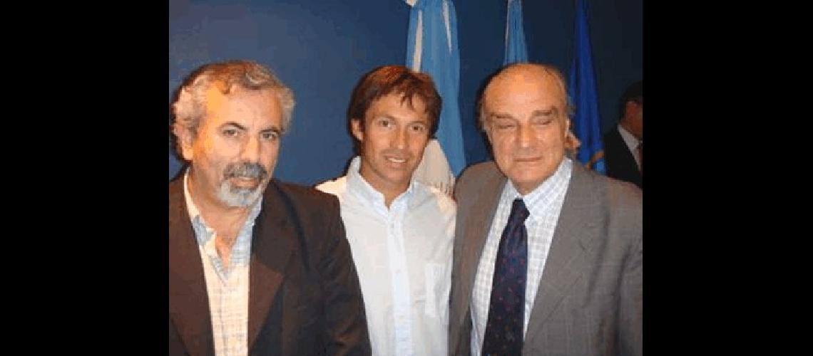 El Dr Rodolfo JuÃrez (Sec Salud Las Flores) Lic Gerardo Iriarte (APS Laprida) y el Dr JosÃ© MarÃ­a Paganini (Director Centro INUS) Foto Prensa municipal 