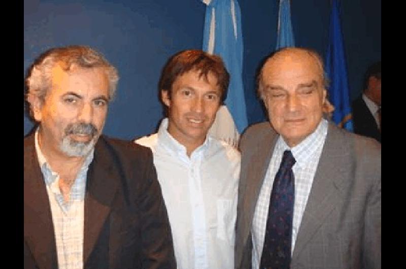 El Dr Rodolfo JuÃrez (Sec Salud Las Flores) Lic Gerardo Iriarte (APS Laprida) y el Dr JosÃ© MarÃ­a Paganini (Director Centro INUS) Foto Prensa municipal 