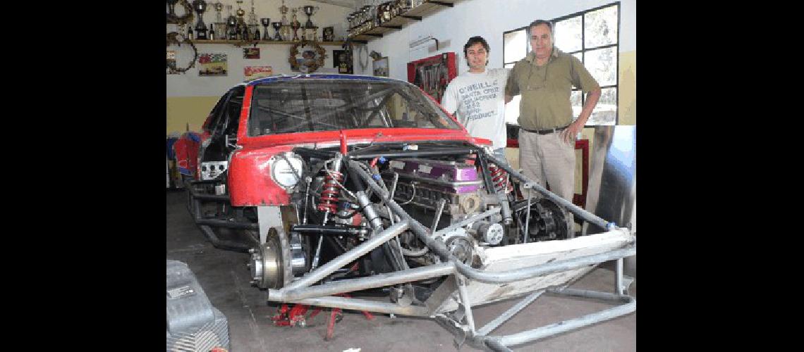 Dos inseparables Manuel Arias y Daniel GalvÃn junto con el Dodge que perteneciera a Nelson OÃ±atibia Agencia 