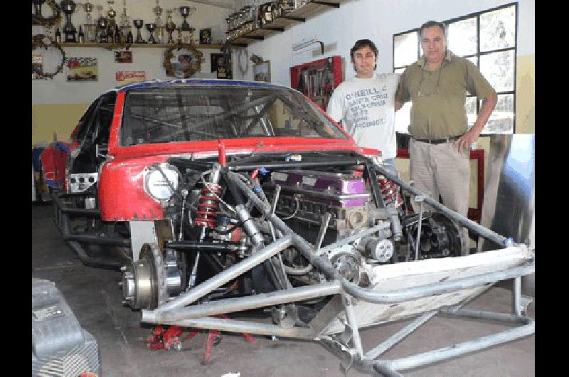 Dos inseparables Manuel Arias y Daniel GalvÃn junto con el Dodge que perteneciera a Nelson OÃ±atibia Agencia 