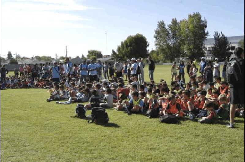 MÃs de 350 chicos de Racing Ingeniero La Colina sumados a los de Laprida OlavarrÃ­a Loma Negra San Jorge y Pringles disputaron el encuentro de escuelitas 