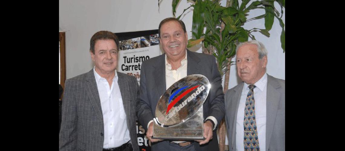 Eduardo GonzÃlez Rouco en el GP 50 aÃ±os de Carburando con Oscar AventÃ­n (ACTC) y el el hombre del aviÃ³n Gagliardi Prensa ACTC 