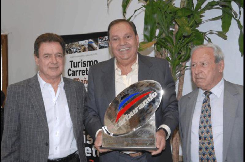 Eduardo GonzÃlez Rouco en el GP 50 aÃ±os de Carburando con Oscar AventÃ­n (ACTC) y el el hombre del aviÃ³n Gagliardi Prensa ACTC 
