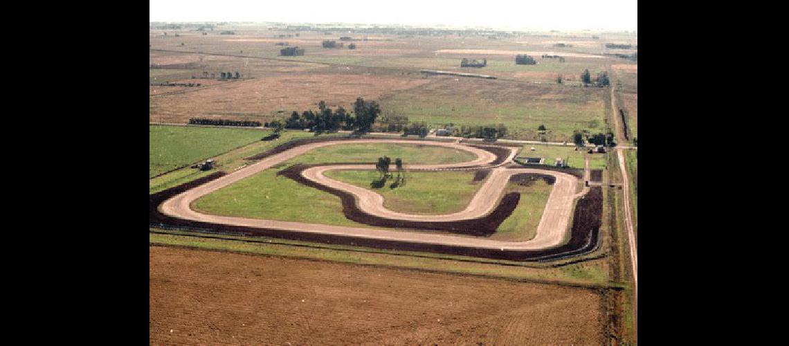 El circuito de tierra del Club AtlÃ©tico Hinojo de 1380 metros inaugurado el 27 de mayo de 1990 Desde hace 20 aÃ±os tiene grandes comodidades Archivo fotogrÃfico Miguelangel 