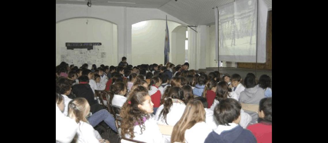 Los chicos de las escuelas y hasta en el Municipio vieron el comienzo del Mundial de fÃºtbol en pantalla gigante 