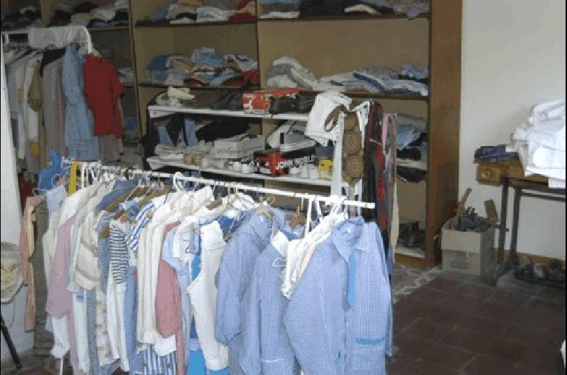 La gente de CÃritas sigue trabajando arreglando y vendiendo ropa Durante la colecta se juntaron algo mÃs de 11000 pesos Agencia 