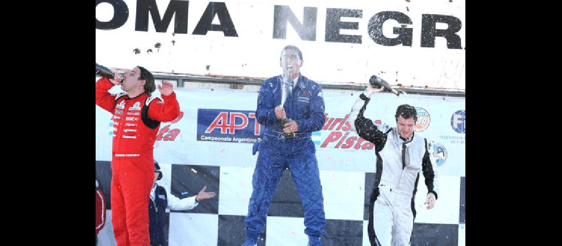 Puro champÃn en el podio Marcos DAgostino Fabio Kelo Torres y Juan MartÃ­n Eluchans disfrutan de lo ocurrido en la Clase 2 Fotos gentileza Prensapro  DarÃ­o Gallardo 