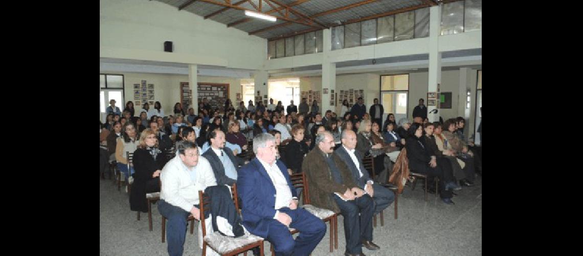 Estuvieron presentes ademÃs el intendente Fisher el DP Aldo Mensi y el Dr Ricardo Peters director provincial de la Rama Agropecuaria 