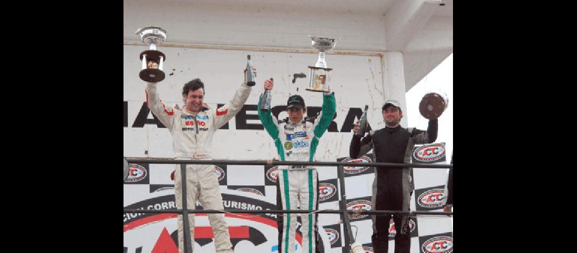 Los tres primeros del TC Pista- NicolÃs Pezzucchi Franco De Benedictis y MartÃ­n Laborda OlavarrÃ­a se hizo notar en el podio  Fotos Miguelangel 