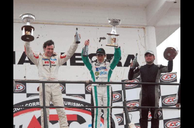 Los tres primeros del TC Pista- NicolÃs Pezzucchi Franco De Benedictis y MartÃ­n Laborda OlavarrÃ­a se hizo notar en el podio  Fotos Miguelangel 