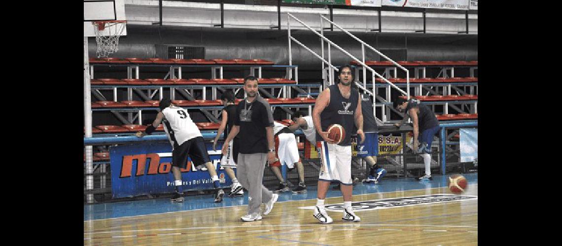Irineo Galli trabajÃ³ ayer haciendo hincapiÃ© en la ofensiva Fotos Carlos RamÃ­rez 
