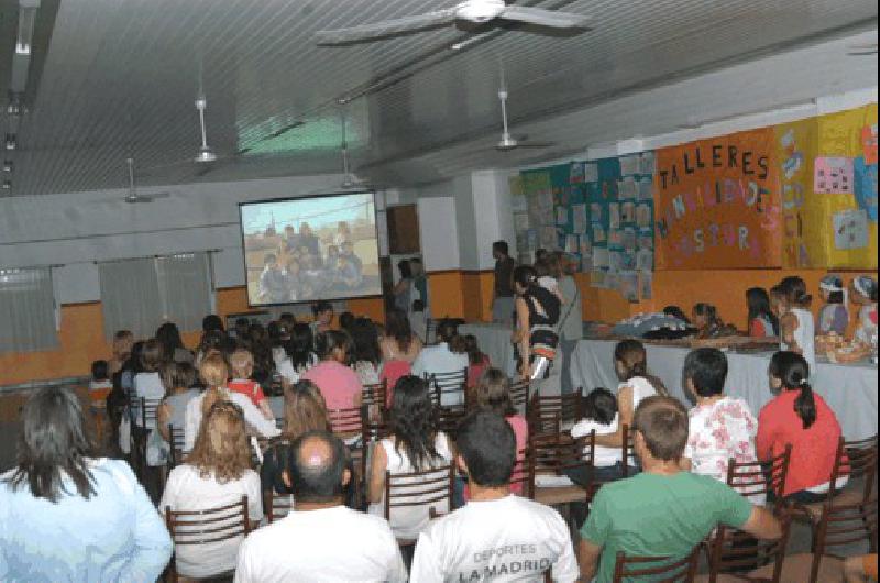 El CEC NÂº 801 cerrÃ³ su aÃ±o con una gran muestra de sus talleres 