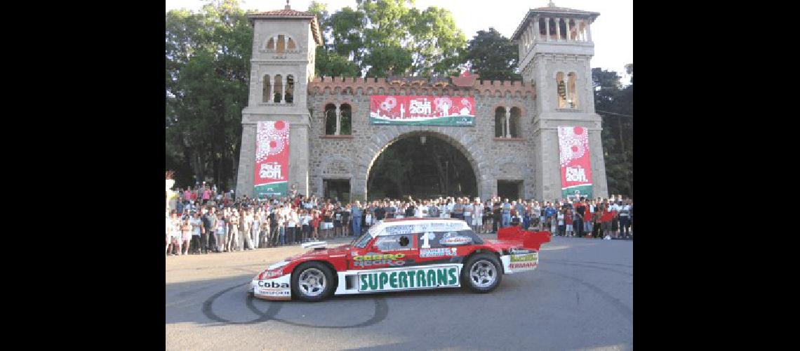 Los fanÃticos se sacaron fotos y pidieron autÃ³grafos mientras que los mÃs afortunados dieron una vuelta en el Ford de MartÃ­n Laborda Foto gentileza Luis SÃnchez  VÃ©rtigo Motorsport 
