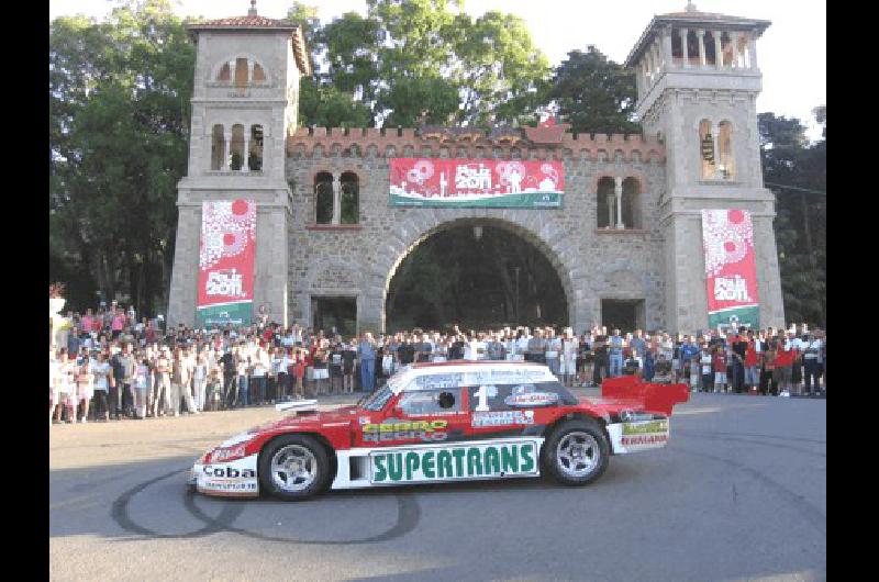 Los fanÃticos se sacaron fotos y pidieron autÃ³grafos mientras que los mÃs afortunados dieron una vuelta en el Ford de MartÃ­n Laborda Foto gentileza Luis SÃnchez  VÃ©rtigo Motorsport 