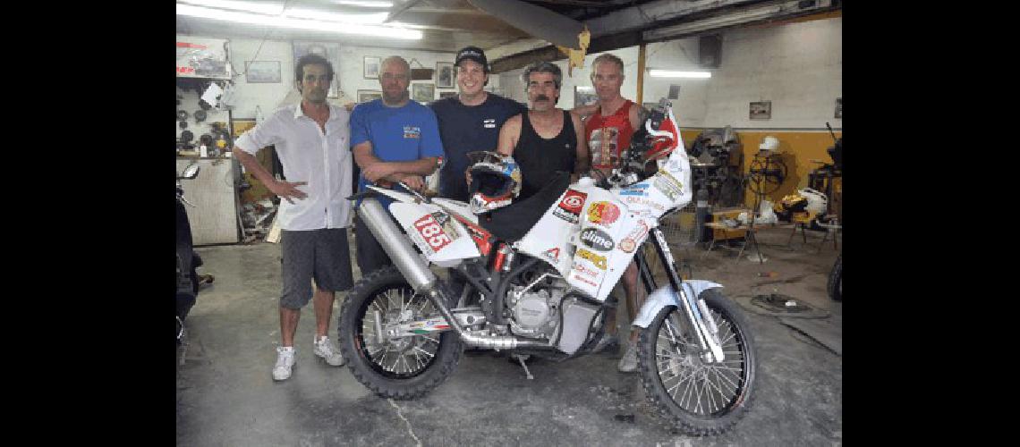 Plantel completo Lucas Pagano -fotÃ³grafo de EL POPULAR- el coordinador MartÃ­n GonzÃlez el piloto Juan JosÃ© Barbery el preparador HernÃn Hermann y el preparador FabiÃn Manz antes de la aventura Dakar 2011 Carlos RamÃ­rez 