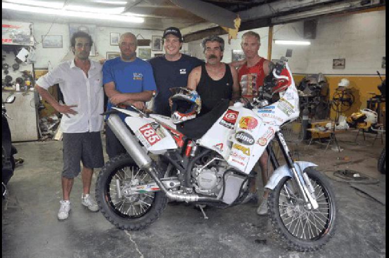 Plantel completo Lucas Pagano -fotÃ³grafo de EL POPULAR- el coordinador MartÃ­n GonzÃlez el piloto Juan JosÃ© Barbery el preparador HernÃn Hermann y el preparador FabiÃn Manz antes de la aventura Dakar 2011 Carlos RamÃ­rez 