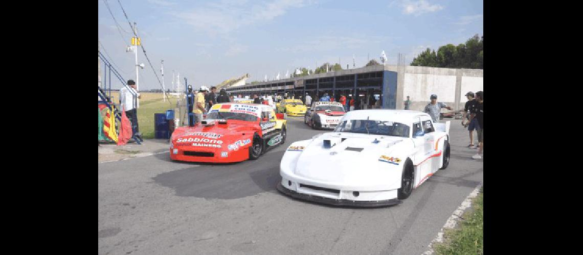 Emanuel Bibiloni (derecha) correrÃ maÃ±ana su segunda carrera en el TC Pista Mouras Archivo 