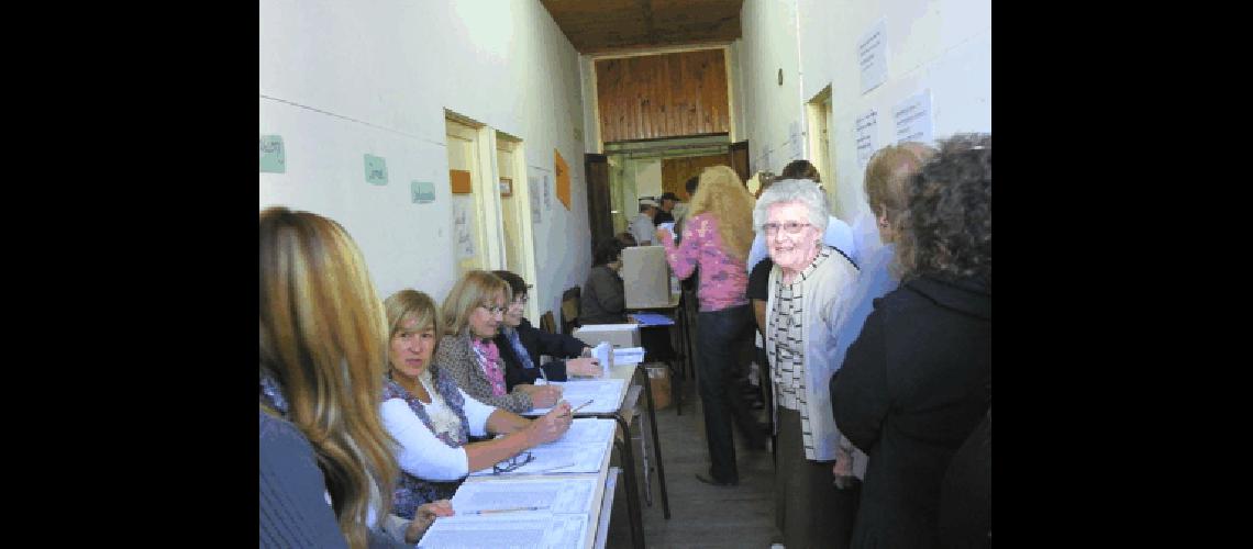 MÃs de 1200 personas se acercaron a sufragar En el recuento provisorio la UCR obtuvo mÃs del 54 por ciento de los votos 