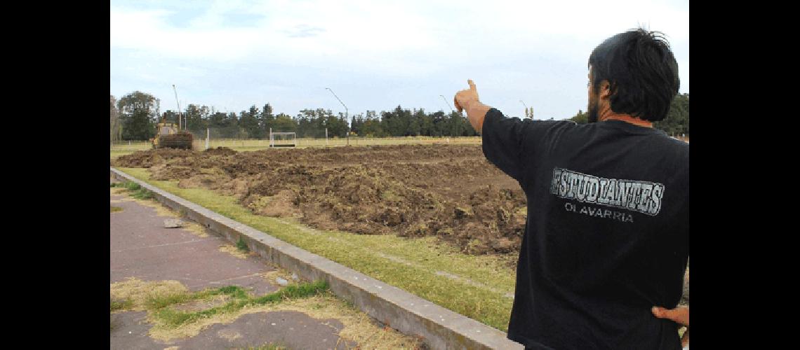 Ayer comenzaron los trabajos para la futura cancha de hockey de cÃ©sped sintÃ©tico que estarÃ lista en los prÃ³ximos meses Fotos Lucas Pagano 