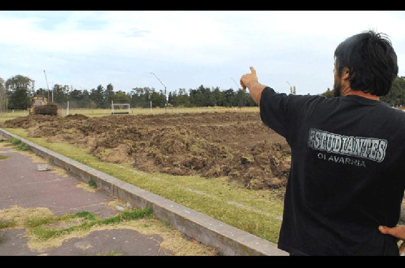 Ayer comenzaron los trabajos para la futura cancha de hockey de cÃ©sped sintÃ©tico que estarÃ lista en los prÃ³ximos meses Fotos Lucas Pagano 