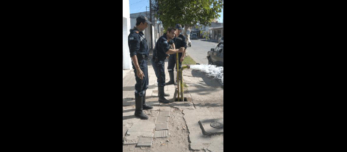 EstÃn conectadas a la red de agua corriente cada 200 metros Se utilizan para recargar las unidades en caso de extrema emergencia 