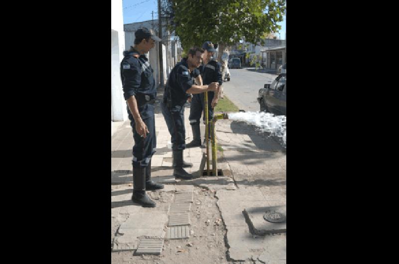 EstÃn conectadas a la red de agua corriente cada 200 metros Se utilizan para recargar las unidades en caso de extrema emergencia 