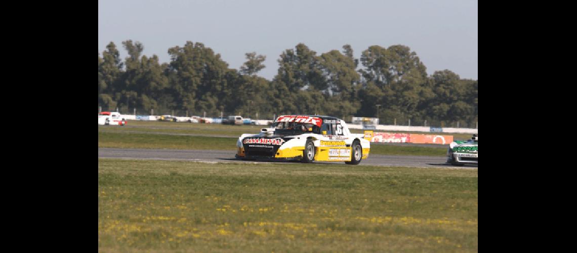 NicolÃs Pezzucchi estaba para llegar al podio pero un toque de la Dodge de Gini lo retrasÃ³ Fotos gentileza DarÃ­o Gallardo 