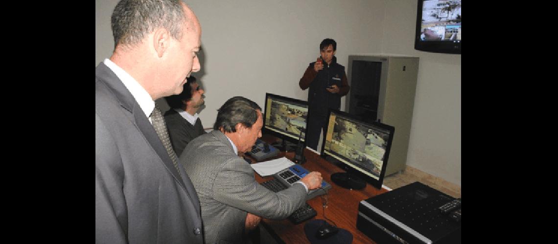 El Ministro de Seguridad en la consola siguiendo el funcionamiento de las cÃmaras 