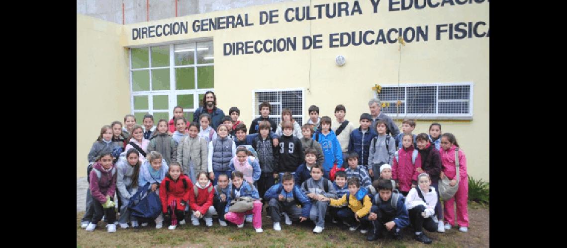 Grupo de niÃ±os y niÃ±as que viajaron el sÃbado 
