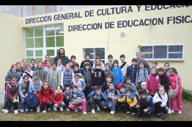 Grupo de niÃ±os y niÃ±as que viajaron el sÃbado 