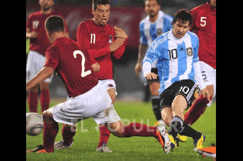 Lionel Messi la figura de la Argentina convirtiÃ³ el segundo gol del seleccionado ante Albania TelÃ�m 