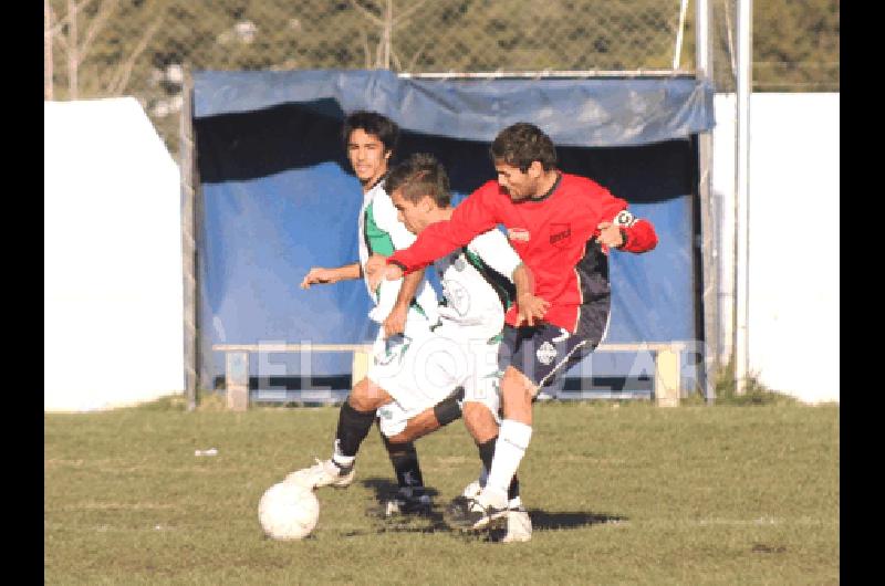 SebastiÃ�n Tavare aguanta la marca de NicolÃ�s Alvarez Ambos convirtieron en dos oportunidades Claudio MartÃ­nez 