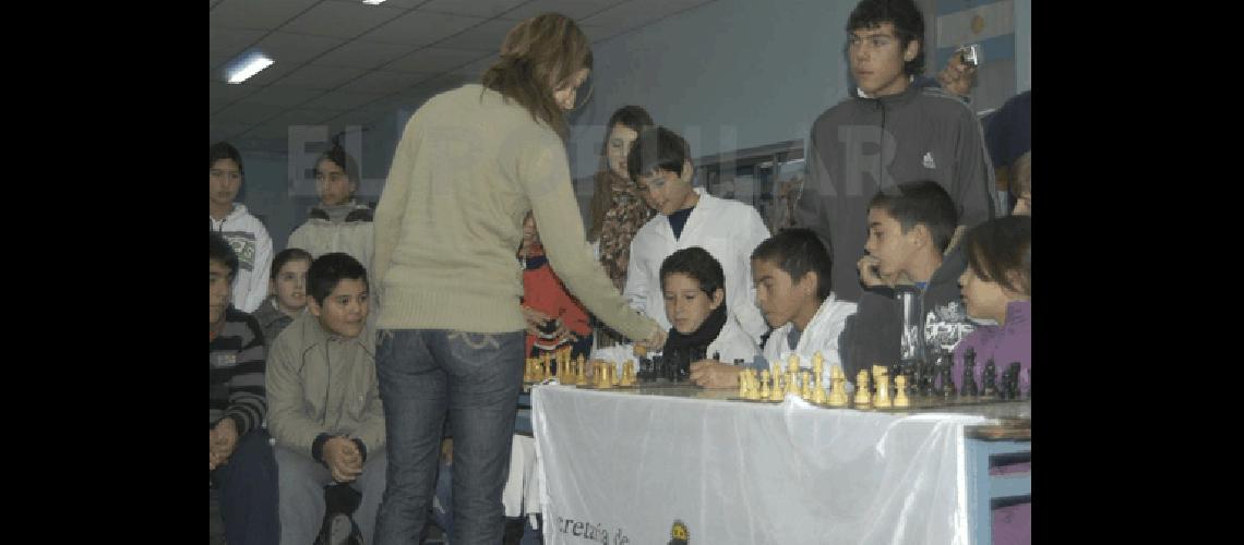 La ajedrecista LÃzaro estuvo en La Madrid BrindÃ³ clÃ­nicas a los alumnos de las escuelas y jugÃ³ simultÃneas con ellos 