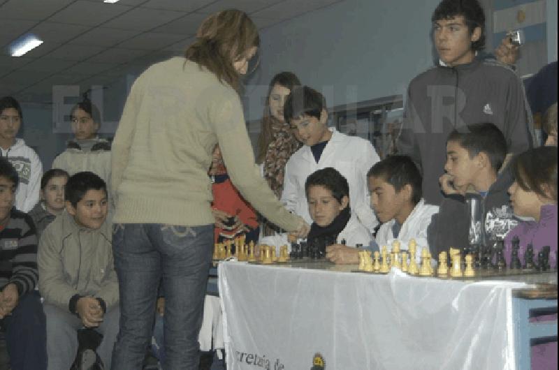 La ajedrecista LÃzaro estuvo en La Madrid BrindÃ³ clÃ­nicas a los alumnos de las escuelas y jugÃ³ simultÃneas con ellos 