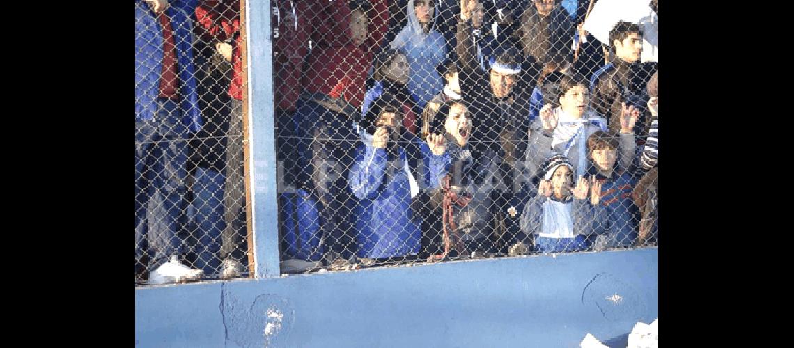 La emociÃ³n de los hinchas del Deportivo En la cancha hubo lÃgrimas de felicidad Ayer las charlas pasaron por el triunfo del Deportivo 