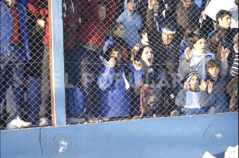 La emociÃ³n de los hinchas del Deportivo En la cancha hubo lÃgrimas de felicidad Ayer las charlas pasaron por el triunfo del Deportivo 
