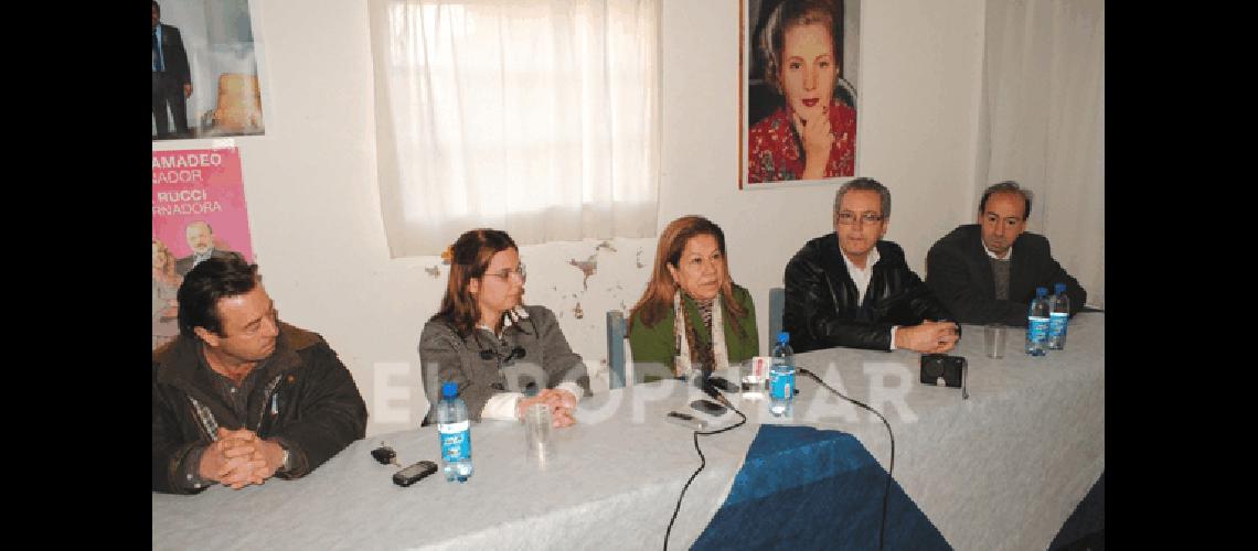 Graciela CamaÃ±o acompaÃ±ada por la contadora Celeste Aller y demÃs candidatos de la sexta secciÃ³n Agencia 