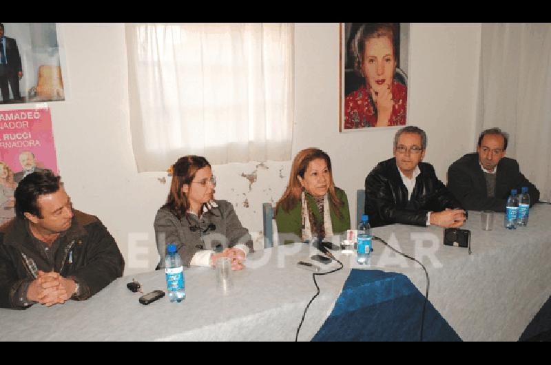 Graciela CamaÃ±o acompaÃ±ada por la contadora Celeste Aller y demÃs candidatos de la sexta secciÃ³n Agencia 