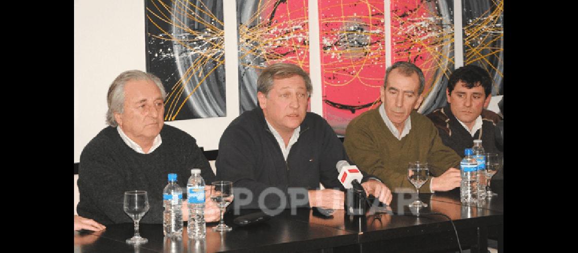 El Dr SÃnchez de LeÃ³n junto con Juan Carlos RÃ­o y el diputado Jorge Srodek 