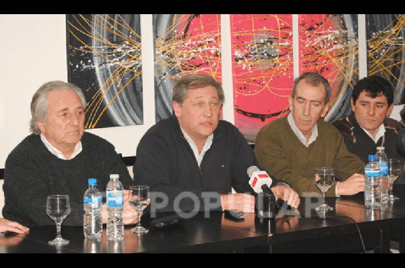 El Dr SÃnchez de LeÃ³n junto con Juan Carlos RÃ­o y el diputado Jorge Srodek 