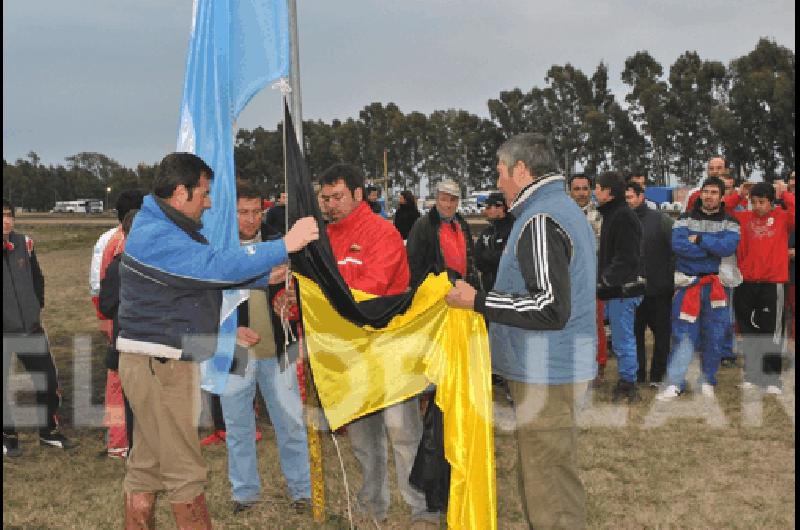 TomÃs Ruiz junto a los dirigentes del Auto Moto NÃutico 