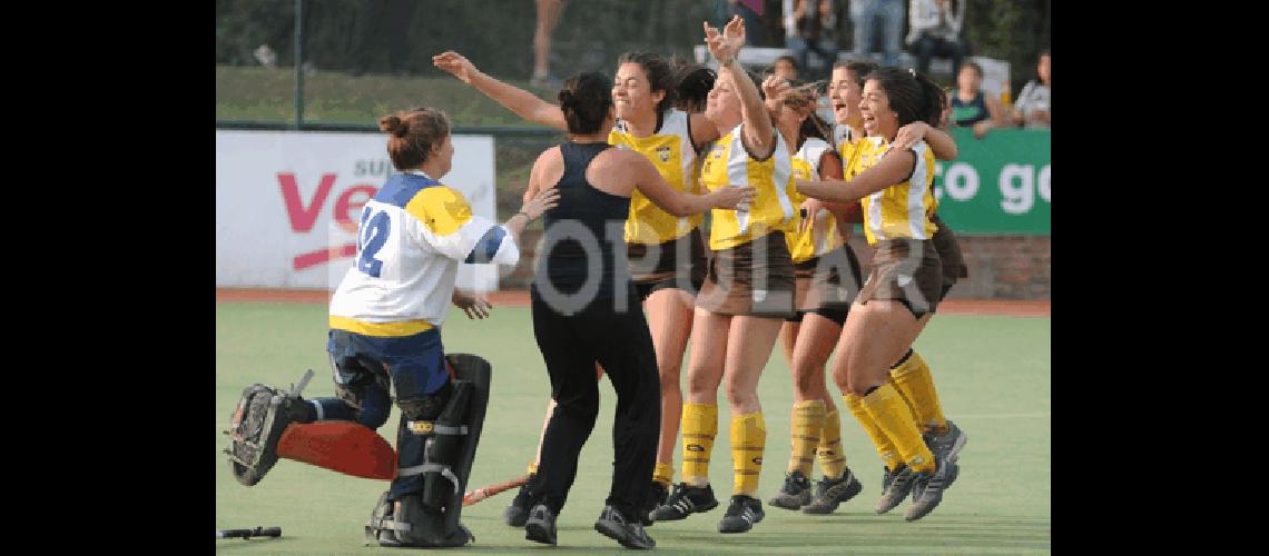 El festejo de las jugadoras tandilenses tras la victoria ante TucumÃn con la arquera de OlavarrÃ­a Foto gentileza La Gaceta de TucumÃn 