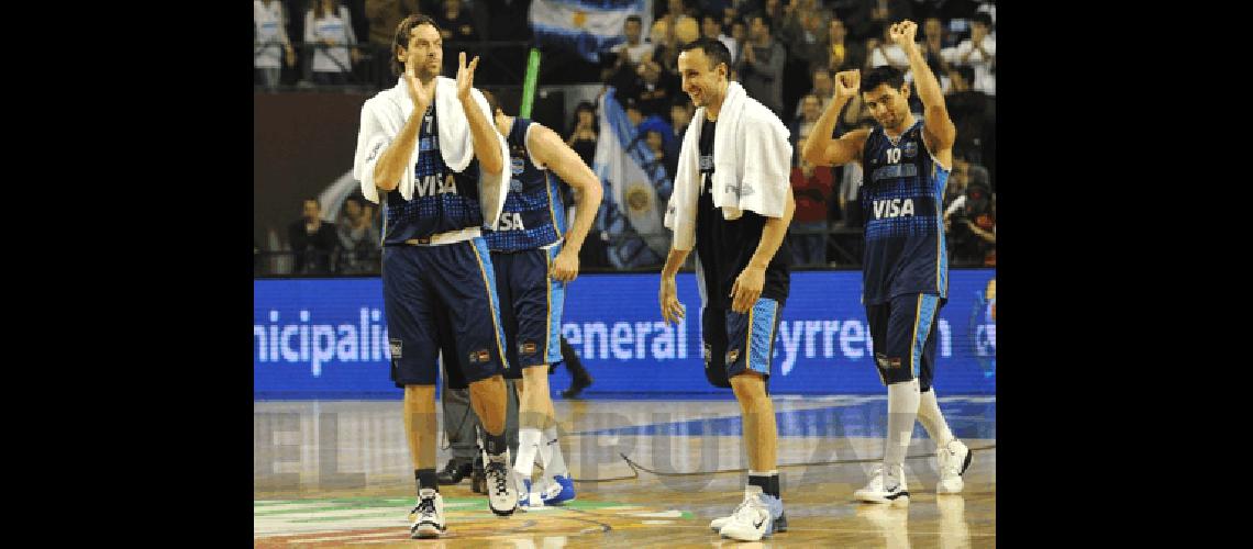 Sonrisas del equipo de bÃ�squetbol despuÃ©s del triunfo en Mar del Plata TÃ©lam 