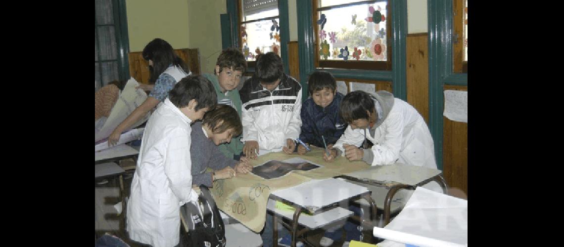 Los alumnos construyeron urnas y realizaron afiches informativos que serÃn distribuidos en La Madrid 