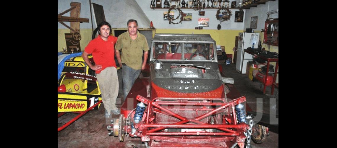 Juntos como siempre Manuel Arias y su mecÃnico Daniel GalvÃn junto a la nueva unidad Agencia 