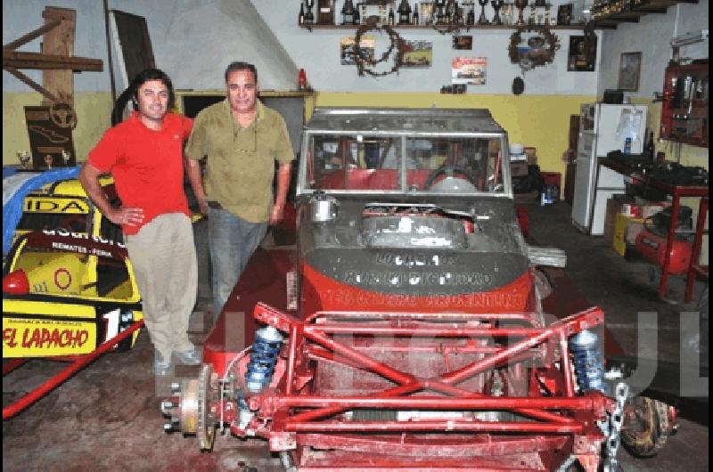 Juntos como siempre Manuel Arias y su mecÃnico Daniel GalvÃn junto a la nueva unidad Agencia 