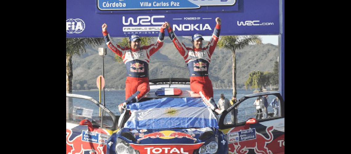 SebastiÃn Loeb junto a su navegante en el podio a las orillas del lago en Villa Carlos Paz TÃ©lam 