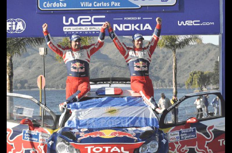 SebastiÃn Loeb junto a su navegante en el podio a las orillas del lago en Villa Carlos Paz TÃ©lam 