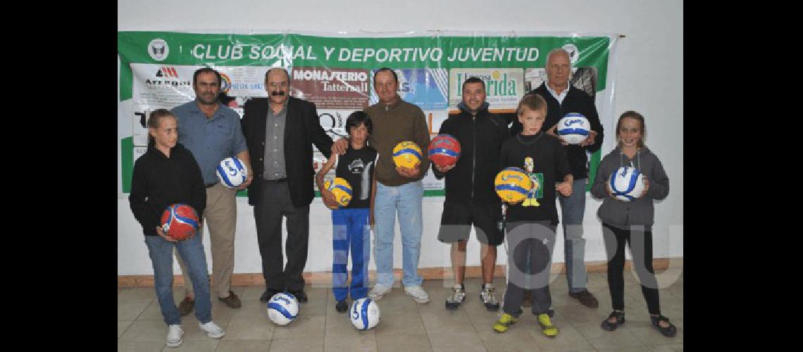 GonzÃlez anotÃ³ un golazo Festejan con Ã©l Salvatierra y Casal 