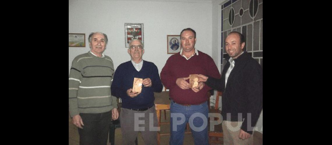 Oscar Portarrieu y Carlitos GensÃ³n ganadores del torneo junto al presidente MartÃ­n AdriÃn y el dirigente TomÃs Barrena 